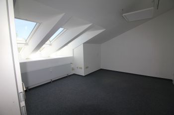 Klasse Büroräume im Gründerzentrum - 2 Büros mit Flur und Balkon