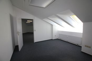 Klasse Büroräume im Gründerzentrum - 2 Büros mit Flur und Balkon