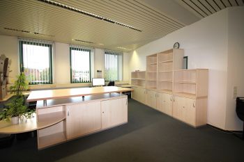Klasse Büroraum im Gründerzentrum - Möbliertes Büro mit viel Stauraum
