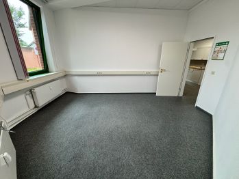 Klasse Büroräume im Gründerzentrum - Büroeinheit  mit 4 Räumen und Flur