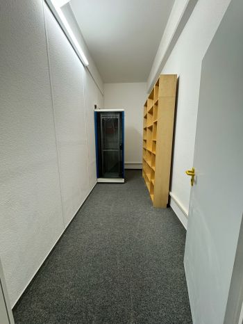 Klasse Büroräume im Gründerzentrum - Büroeinheit  mit 4 Räumen und Flur